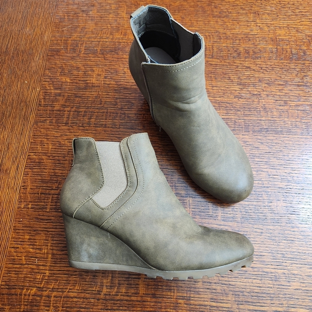 Natural Reflections Tan Women’s heeled Boots Size 9 Suade Looking